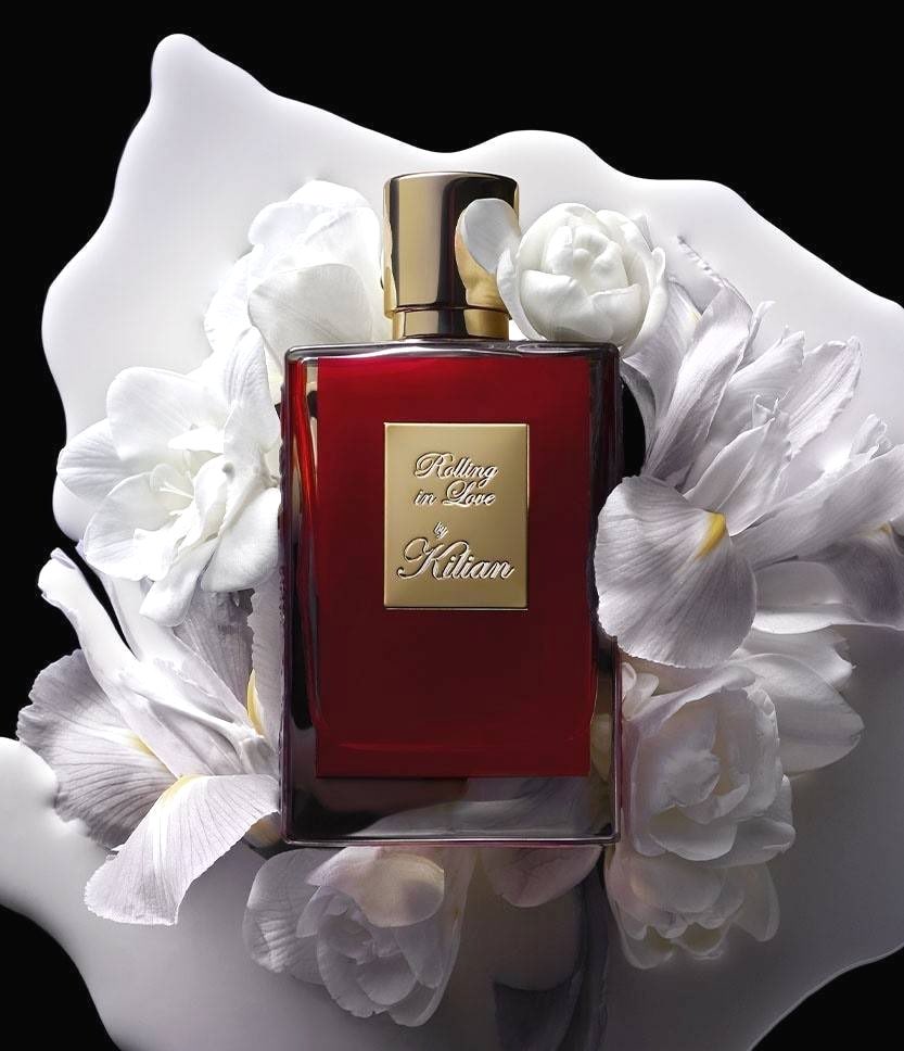 CaptianNemo3's tweet photo. Kilian Rolling in love 
4,500 (ราคาปกติ duty free 10,900)

Kilian Rolling in Love เป็นน้ำหอมกลิ่นแนว Floral Gourmand ที่หอมหวานนุ่มนวล เซ็กซี่ และติดผิวมาก กลิ่นนมอัลมอนด์ วานิลลา และมัสก์ให้ความรู้สึกอบอุ่น ละมุนเหมือนกลิ่นกายหอมๆ หอมหรูดูแพง หวานกำลังดี 💓

#น้ำหอม #รับหิ้ว https://t.co/m7cuJzPZBR