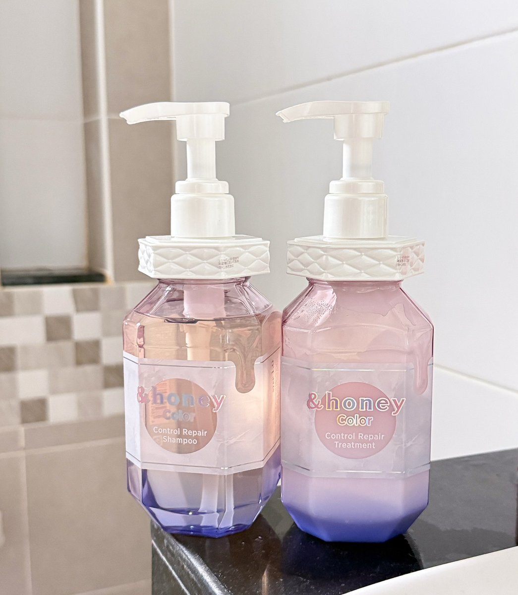 แชมพูสำหรับผมทำสี &amp;honey คู่นี้
หอมมากก หวานละมุนน้ำผึ้งผสมดอกลิลลี่ 

ล็อคสีผมให้สดใส ลดสีซีดจาง ผมเงานุ่มลื่นขึ้น
ส่วนผสมน้ำผึ้ง 3 ชนิด 60% มานูก้าออร์แกนิก + ลาเวนเดอร์ + น้ำผึ้งดิบ

เสริมด้วย Honey, Raw Keratin, Hyaluronic Acid และ Argan Oil
เติมความชุ่มชื้นให้ผมแข็งแรง
