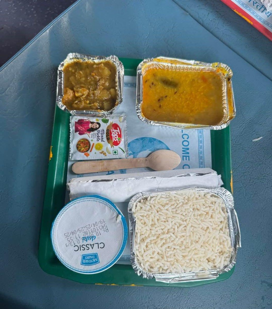 पढ़े लिखे का यही फायदा होता है 

यह खाना ट्रेन में 80 रुपय का मिलता है लेकिन वेंडर ने मुझे 120 रुपय का दिया फिर मैंने 139 पर कैंप्लांट कर दी

फिर मैनेजर मेरी सीट के पास मेरे से मिलने आये और कहा की कंप्लेंट वापिस ले लो और अपने 40 रुपए और जिसको यह खाना 120 का दिया है 

उन सब यात्री