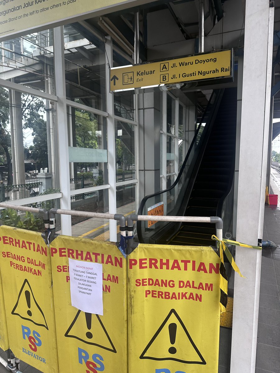naeviscaIIingae's tweet photo. masa iya perbaikan nya selama ini? dr kemaren sore sampe skrng juga gaada yg ngerjain tuh @CommuterLine st buaran https://t.co/KF4Cw8YSQp
