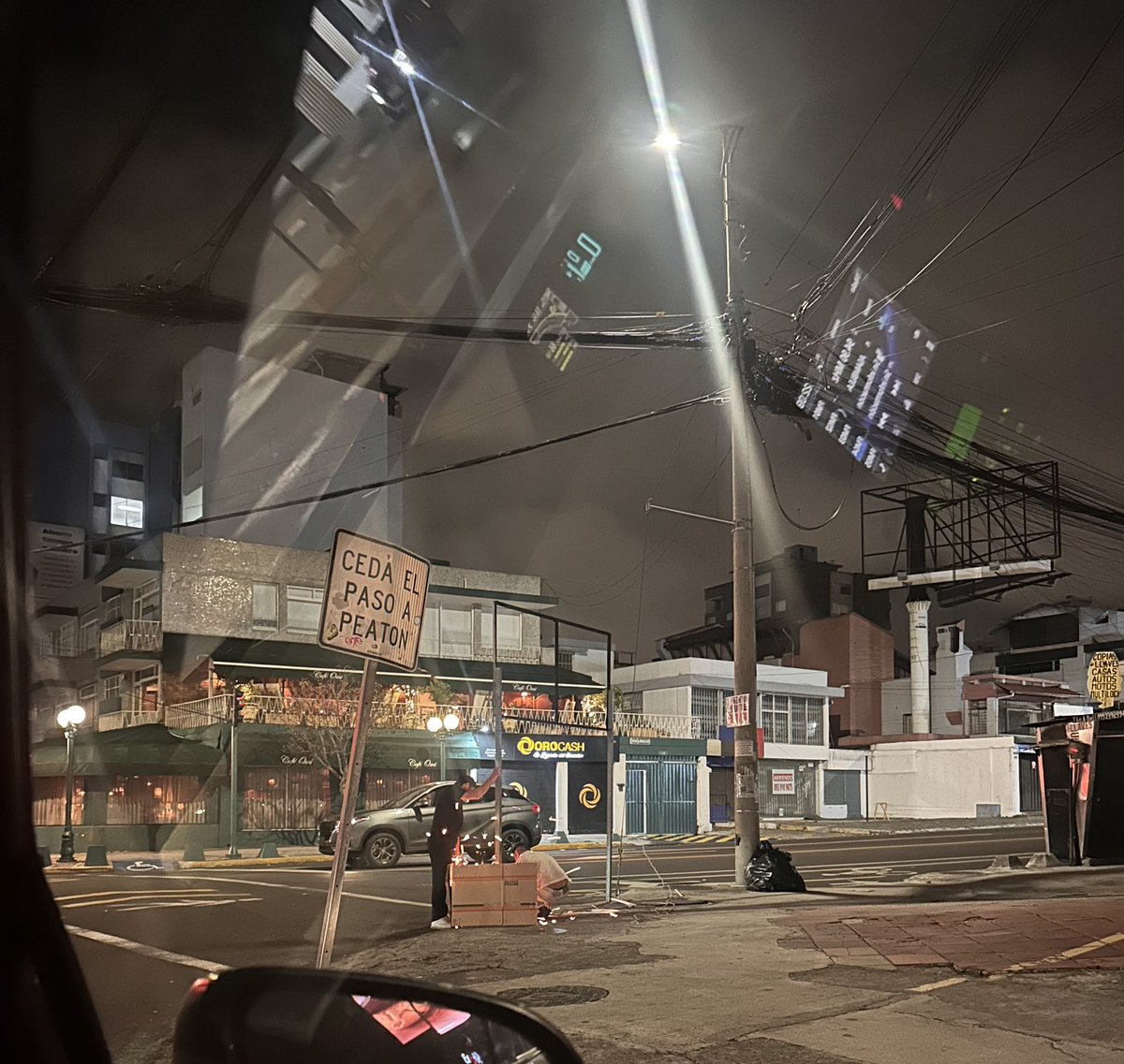 Se bajaron la altura de la señalización de CEDA EL PASO , y están cortando felices en la acera, Amazonas y Mariana de Jesús. Dejó la foto y los datos la cortadora conectada a una extensión que salió de la casa ubicada en la Mariana de Jesús E6-66. Dato para la <a href="/amcquito/">Agencia Metropolitana de Control</a>