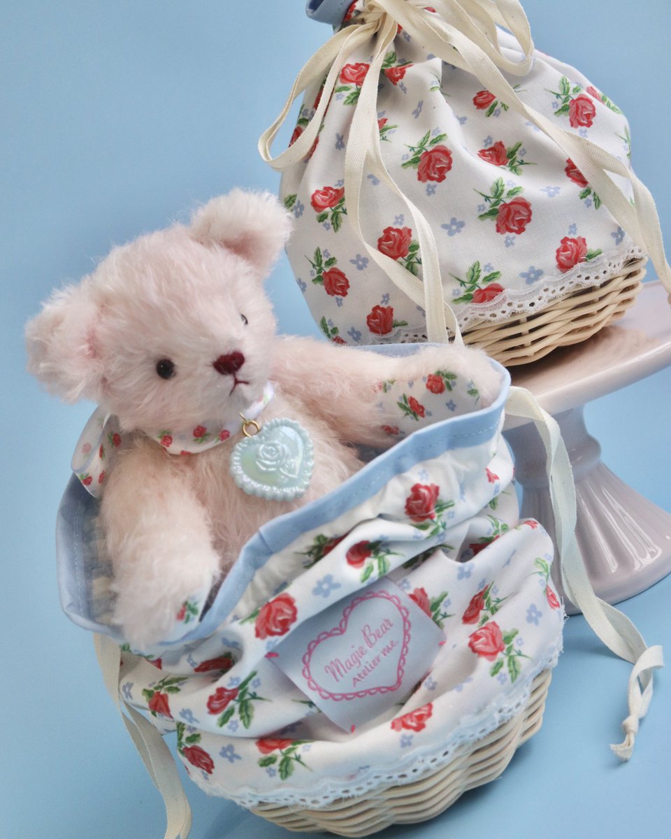 hosikake_market's tweet photo. \ Magie Flower シリーズ発売 /

Magie Bearのオリジナルパターンのファブリックを使用した
シリーズが誕生しました！

Magie Flowerのオリジナルファブリックとロゴタグを使用したバスケット巾着。
こちらのバスケットは手編みをして、マットニスでコーティングをしているなかなか手の込んだ作品です！
Magie Bearを座らせたら入るようなサイズ感にしております。
ちょっとしたお出かけにもよいサイズでオススメです♡

こちらは3月6日からのホシノカケラマーケットにて
販売スタート致します🧸
ぜひご覧頂けたらうれしいです♪