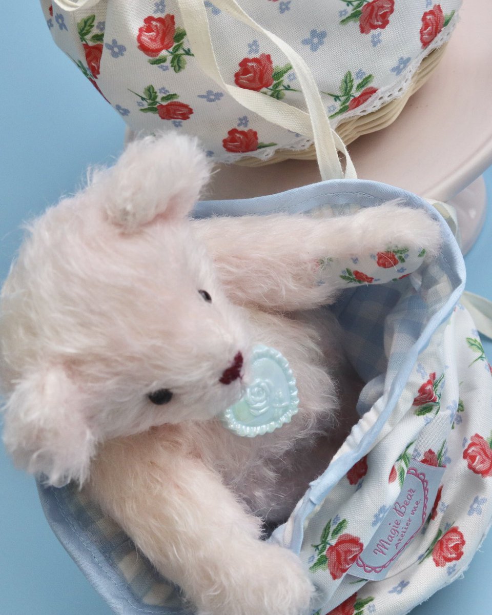 hosikake_market's tweet photo. \ Magie Flower シリーズ発売 /

Magie Bearのオリジナルパターンのファブリックを使用した
シリーズが誕生しました！

Magie Flowerのオリジナルファブリックとロゴタグを使用したバスケット巾着。
こちらのバスケットは手編みをして、マットニスでコーティングをしているなかなか手の込んだ作品です！
Magie Bearを座らせたら入るようなサイズ感にしております。
ちょっとしたお出かけにもよいサイズでオススメです♡

こちらは3月6日からのホシノカケラマーケットにて
販売スタート致します🧸
ぜひご覧頂けたらうれしいです♪