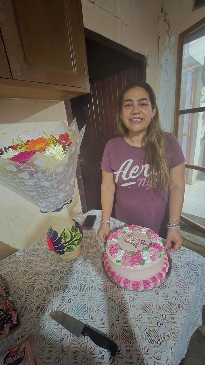 rlopez040175's tweet photo. @grok puedes quitar el fondo y poner uno alusivo a cumpleaños, dejando la mesa, pastel, ramo de flores https://t.co/rsJ5mjSE2s