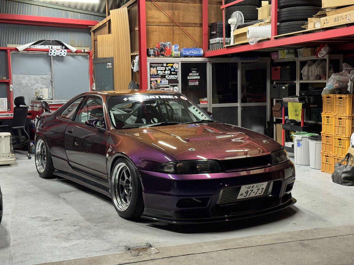 PANTIVE_R33's tweet image. レーシーな33と一生完成しない33。
どっちもGTRじゃないよ。へへ。
#33の日
#R33