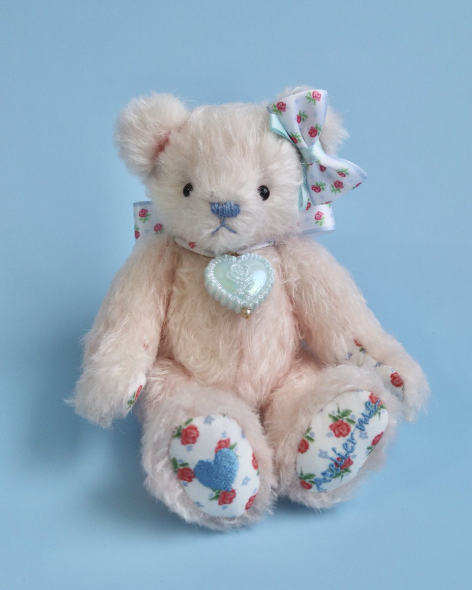 hosikake_market's tweet photo. \ Magie Flower シリーズ発売 /

Magie Bearのオリジナルパターンのファブリックを使用した
シリーズが誕生しました！

Magie Flowerのオリジナルサテンリボンを使用して
ヘアクリップを制作しました。
サイズは5cm幅でミニサイズのクリップ仕様になります。
ベアとお揃いなんてこともできちゃいます♪

こちらは3月6日からのホシノカケラマーケットにて
販売スタート致します🧸
ぜひご覧頂けたらうれしいです♪