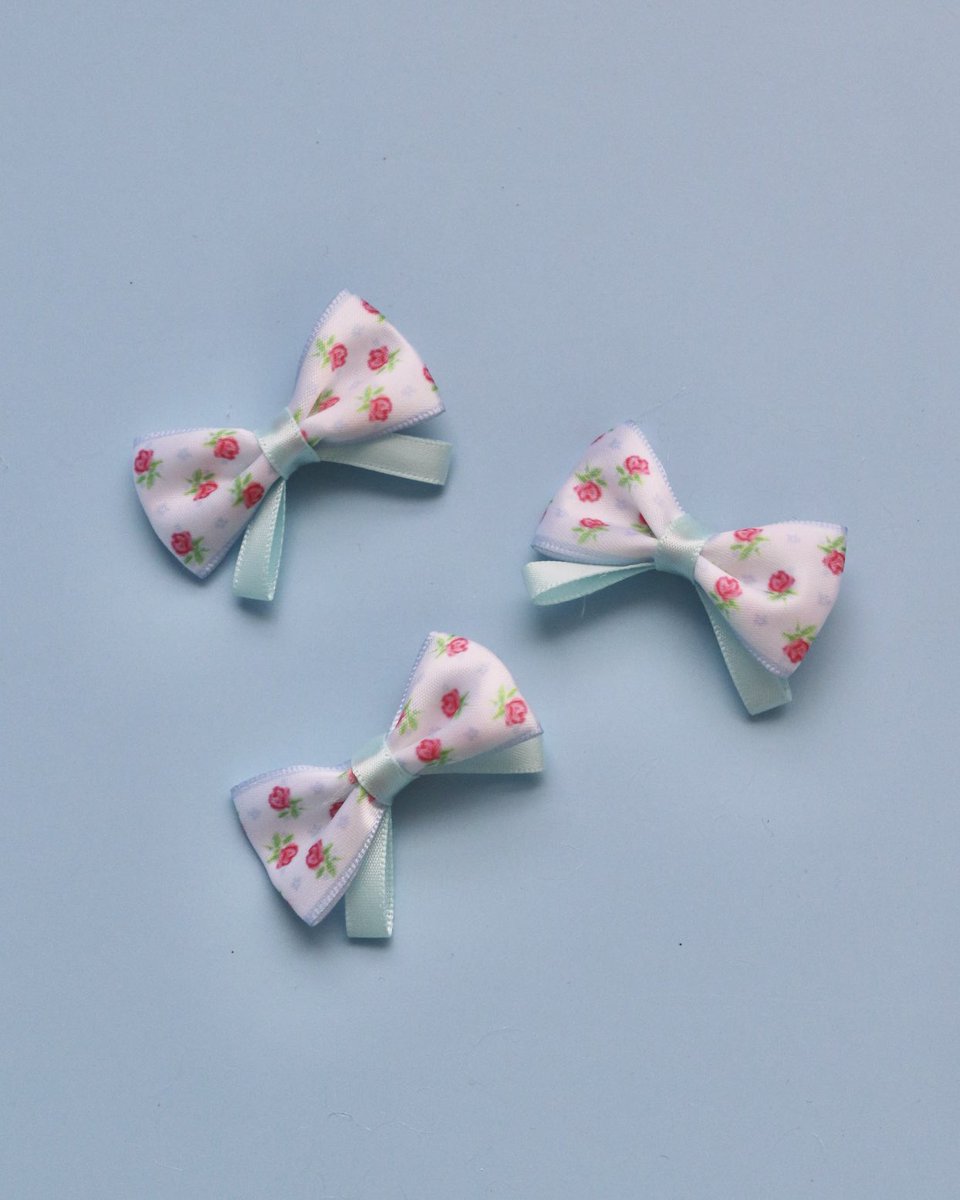 hosikake_market's tweet photo. \ Magie Flower シリーズ発売 /

Magie Bearのオリジナルパターンのファブリックを使用した
シリーズが誕生しました！

Magie Flowerのオリジナルサテンリボンを使用して
ヘアクリップを制作しました。
サイズは5cm幅でミニサイズのクリップ仕様になります。
ベアとお揃いなんてこともできちゃいます♪

こちらは3月6日からのホシノカケラマーケットにて
販売スタート致します🧸
ぜひご覧頂けたらうれしいです♪