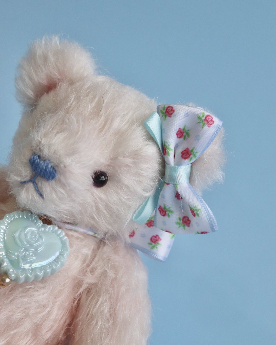 hosikake_market's tweet photo. \ Magie Flower シリーズ発売 /

Magie Bearのオリジナルパターンのファブリックを使用した
シリーズが誕生しました！

Magie Flowerのオリジナルサテンリボンを使用して
ヘアクリップを制作しました。
サイズは5cm幅でミニサイズのクリップ仕様になります。
ベアとお揃いなんてこともできちゃいます♪

こちらは3月6日からのホシノカケラマーケットにて
販売スタート致します🧸
ぜひご覧頂けたらうれしいです♪