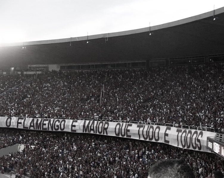 Flafocalizando's tweet photo. A opinião da torcida do Flamengo é soberana.

A torcida cobra, fica insatisfeita, briga, não aceita jogadores acomodados nem amadores no comando do futebol.

A mesma torcida que fala “time sem vergonha” será a mesma que vai aplaudir, apoiar e cantar por esse time se ele fizer por merecer.

Ninguém tem o direito de dizer o que a torcida do Flamengo deve ou não fazer ou falar.

Esses jogadores perderam dois títulos de forma ridícula para dois times inferiores. E quando se fala “time sem vergonha”, é para atingir também a comissão técnica e a diretoria.

Todos são responsáveis. Todos representam o Flamengo.

A cobrança no passado evitou pelo menos dois rebaixamentos do clube.

A cobrança agora é por um desempenho compatível com o investimento que foi feito.

Quem não estiver satisfeito, a porta da rua é serventia da casa.

O Flamengo é cobrança e sempre será.

Agora, ninguém apoia violência ou qualquer coisa do tipo.

Como cantamos: queremos respeito e comprometimento.

Profissionalismo.

Quem é Flamengo tem todo o direito de criticar. E, mesmo que achem que a crítica seja exagerada, dane-se — isso é um direito dos torcedores do Flamengo.

Isso não tem nada a ver com “discurso de ódio”, como foi dito por um jornalista, e sim com passionalidade.

O amor que sentimos pelo Flamengo não se explica, se vive.

É nós por nós e pelos nossos — sempre será.

Nós temos esse direito. Vocês não podem ditar o que nós, torcedores do Flamengo, podemos ou não dizer.

Hoje é “time sem vergonha”, mas amanhã voltará a ser um time vencedor, um time campeão.

Flamengo é isso. É raça, amor e paixão.

✍🏼 Lucas
📸 divulgação