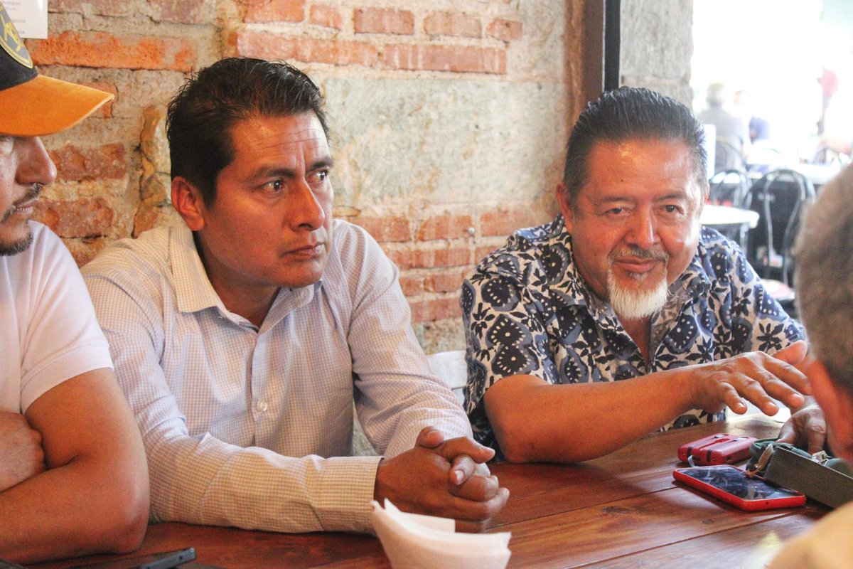 SEFADER_GobOax's tweet photo. IMPULSAMOS EL DESARROLLO DEL SECTOR CAFETALERO 

El titular de la #Sefader, @LopezLeyvaV, sostuvo una reunión con diversas organizaciones cafetaleras del estado de Oaxaca, con el objetivo de escuchar planteamientos, fortalecer la colaboración y generar acciones que impulsen el desarrollo del sector cafetalero.

Participaron representantes de distintas regiones del estado, entre ellas la Cuenca del Papaloapan, Istmo, Mixteca, Mazateca y Sierra Sur; además organizaciones como UCIRI S.C. de R.L. de C.V., Café Ñeey S.C., Garra de Jaguar A.C., ORCE S.P.R. de R.L., La Unión S.P.R. de R.L. y Kafe Iní S.C.

Asimismo, asistieron representantes y productores que compartieron propuestas para fortalecer la producción, comercialización y posicionamiento del café oaxaqueño.