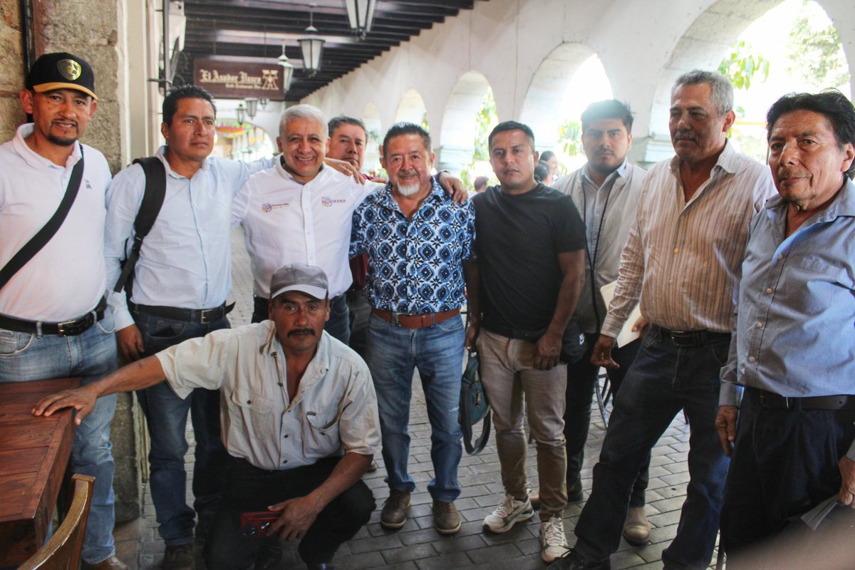 SEFADER_GobOax's tweet photo. IMPULSAMOS EL DESARROLLO DEL SECTOR CAFETALERO 

El titular de la #Sefader, @LopezLeyvaV, sostuvo una reunión con diversas organizaciones cafetaleras del estado de Oaxaca, con el objetivo de escuchar planteamientos, fortalecer la colaboración y generar acciones que impulsen el desarrollo del sector cafetalero.

Participaron representantes de distintas regiones del estado, entre ellas la Cuenca del Papaloapan, Istmo, Mixteca, Mazateca y Sierra Sur; además organizaciones como UCIRI S.C. de R.L. de C.V., Café Ñeey S.C., Garra de Jaguar A.C., ORCE S.P.R. de R.L., La Unión S.P.R. de R.L. y Kafe Iní S.C.

Asimismo, asistieron representantes y productores que compartieron propuestas para fortalecer la producción, comercialización y posicionamiento del café oaxaqueño.
