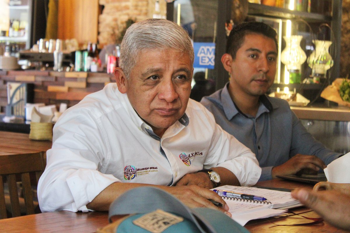 SEFADER_GobOax's tweet photo. IMPULSAMOS EL DESARROLLO DEL SECTOR CAFETALERO 

El titular de la #Sefader, @LopezLeyvaV, sostuvo una reunión con diversas organizaciones cafetaleras del estado de Oaxaca, con el objetivo de escuchar planteamientos, fortalecer la colaboración y generar acciones que impulsen el desarrollo del sector cafetalero.

Participaron representantes de distintas regiones del estado, entre ellas la Cuenca del Papaloapan, Istmo, Mixteca, Mazateca y Sierra Sur; además organizaciones como UCIRI S.C. de R.L. de C.V., Café Ñeey S.C., Garra de Jaguar A.C., ORCE S.P.R. de R.L., La Unión S.P.R. de R.L. y Kafe Iní S.C.

Asimismo, asistieron representantes y productores que compartieron propuestas para fortalecer la producción, comercialización y posicionamiento del café oaxaqueño.