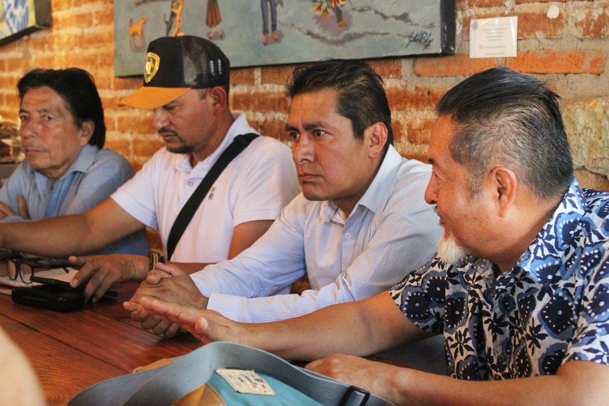 SEFADER_GobOax's tweet photo. IMPULSAMOS EL DESARROLLO DEL SECTOR CAFETALERO 

El titular de la #Sefader, @LopezLeyvaV, sostuvo una reunión con diversas organizaciones cafetaleras del estado de Oaxaca, con el objetivo de escuchar planteamientos, fortalecer la colaboración y generar acciones que impulsen el desarrollo del sector cafetalero.

Participaron representantes de distintas regiones del estado, entre ellas la Cuenca del Papaloapan, Istmo, Mixteca, Mazateca y Sierra Sur; además organizaciones como UCIRI S.C. de R.L. de C.V., Café Ñeey S.C., Garra de Jaguar A.C., ORCE S.P.R. de R.L., La Unión S.P.R. de R.L. y Kafe Iní S.C.

Asimismo, asistieron representantes y productores que compartieron propuestas para fortalecer la producción, comercialización y posicionamiento del café oaxaqueño.