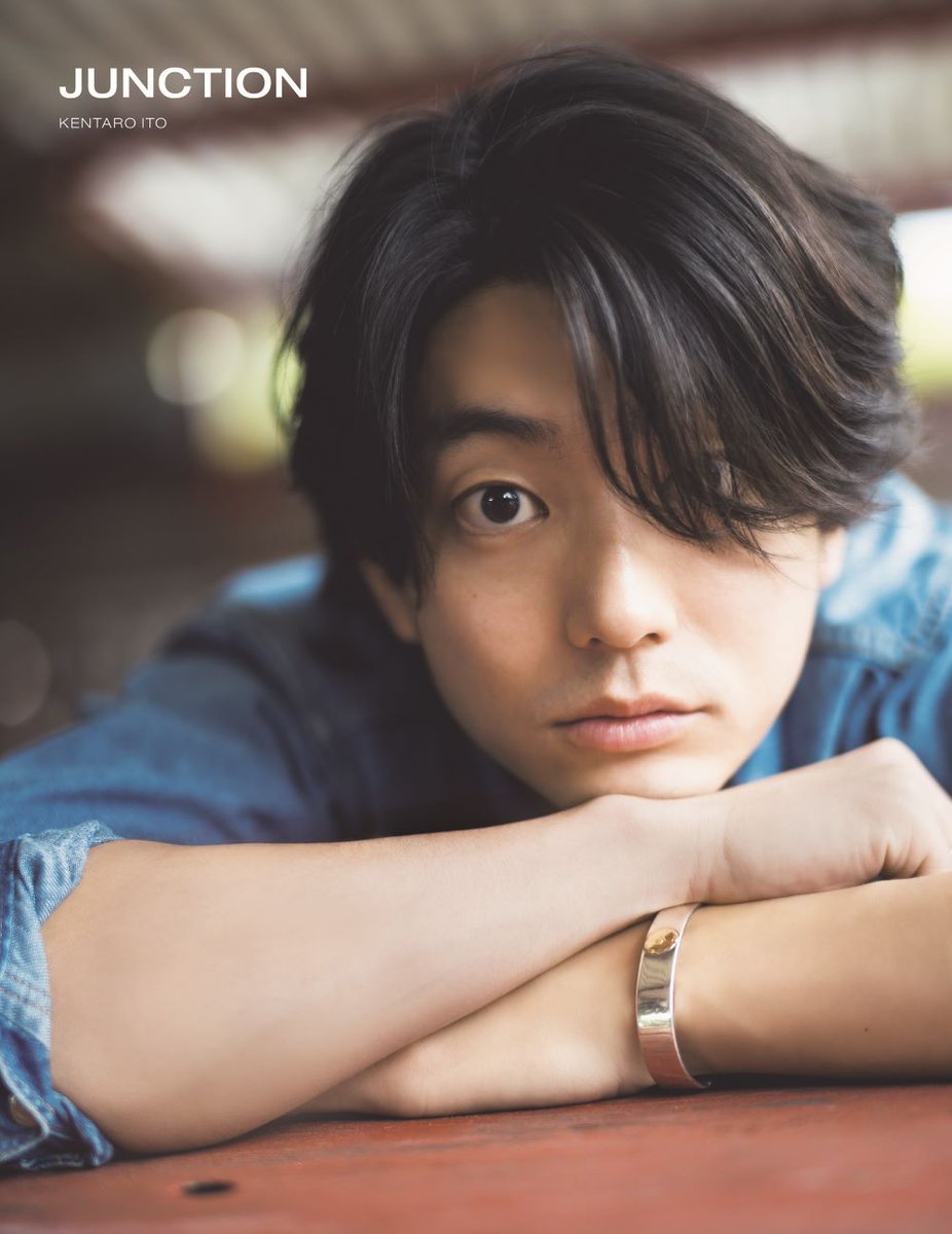 PRTIMES_ETM's tweet photo. 伊藤健太郎写真集「JUNCTION」より、自身でセレクトした通常版＆限定表紙版のカバーが解禁！ https://t.co/vaWXUpOcHA https://t.co/qPAJ8mAhzf