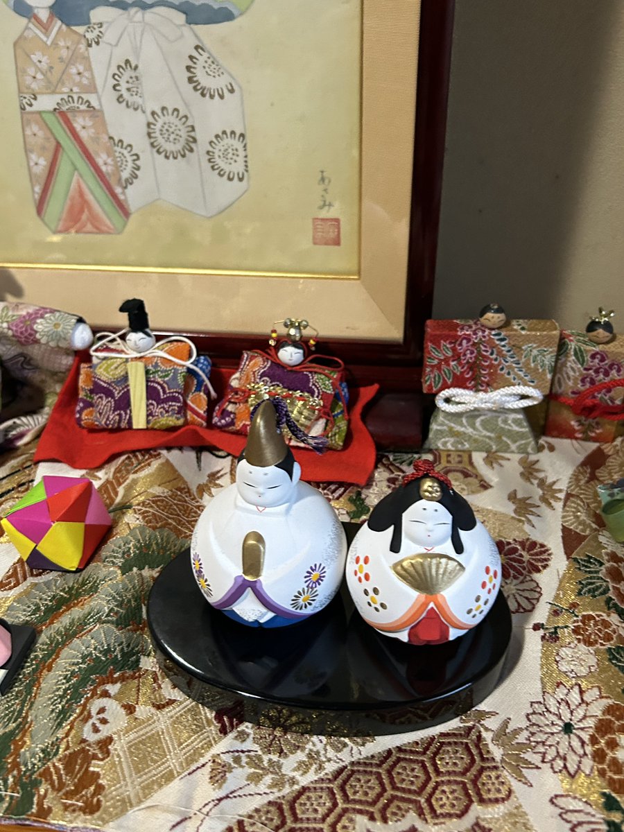 kudoubluewave's tweet photo. ひな祭り、おめでとうございます！🌸

現在、県議会の真っ最中でバタバタと忙しい日々を送っていますが、
先日実家に帰った際、玄関に飾られた可愛らしい雛人形たちに心がほっこり癒されました😊
個性豊かなお雛様がたくさん！
一つひとつ表情が違って、見ているだけで温かい気持ちに！
ひな祭りは、子どもたちの健やかな成長と無病息災を願う大切な行事。
宮崎の未来を担う子どもたちが、これからも笑顔で、元気に育っていけるような県土づくりに、私も全力で取り組んでまいります！
皆さんのご家庭でも、素敵なひな祭りをお過ごしください❗️