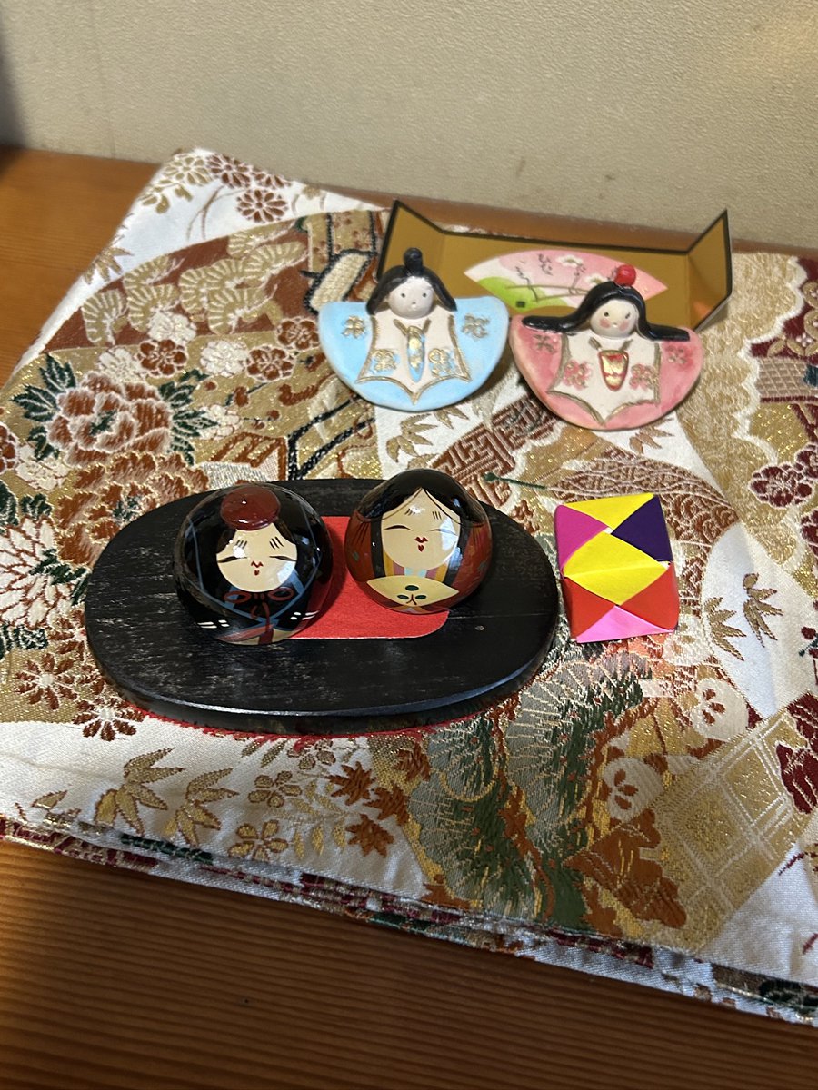kudoubluewave's tweet photo. ひな祭り、おめでとうございます！🌸

現在、県議会の真っ最中でバタバタと忙しい日々を送っていますが、
先日実家に帰った際、玄関に飾られた可愛らしい雛人形たちに心がほっこり癒されました😊
個性豊かなお雛様がたくさん！
一つひとつ表情が違って、見ているだけで温かい気持ちに！
ひな祭りは、子どもたちの健やかな成長と無病息災を願う大切な行事。
宮崎の未来を担う子どもたちが、これからも笑顔で、元気に育っていけるような県土づくりに、私も全力で取り組んでまいります！
皆さんのご家庭でも、素敵なひな祭りをお過ごしください❗️
