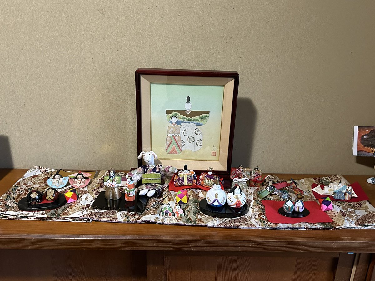 kudoubluewave's tweet photo. ひな祭り、おめでとうございます！🌸

現在、県議会の真っ最中でバタバタと忙しい日々を送っていますが、
先日実家に帰った際、玄関に飾られた可愛らしい雛人形たちに心がほっこり癒されました😊
個性豊かなお雛様がたくさん！
一つひとつ表情が違って、見ているだけで温かい気持ちに！
ひな祭りは、子どもたちの健やかな成長と無病息災を願う大切な行事。
宮崎の未来を担う子どもたちが、これからも笑顔で、元気に育っていけるような県土づくりに、私も全力で取り組んでまいります！
皆さんのご家庭でも、素敵なひな祭りをお過ごしください❗️