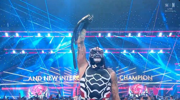 Penta. El primer mexicano, nacido en México, campeón Intercontinental de WWE. #WWERAW
