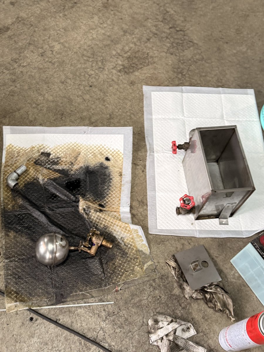 最近廃油ストーブ何消えることが多いんで、燃料周りをOH(C)。 ヘドロ