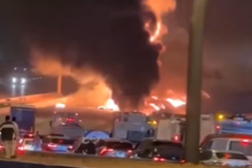 Ataque a la Embajada de EE. UU. en Riad. 
Dos drones impactaron contra la sede diplomática en Arabia Saudita. Donald Trump advierte: “Pronto conocerán la respuesta”.
Washington ordena la evacuación inmediata de sus ciudadanos en más de 12 países de Medio Oriente.  #Breaking