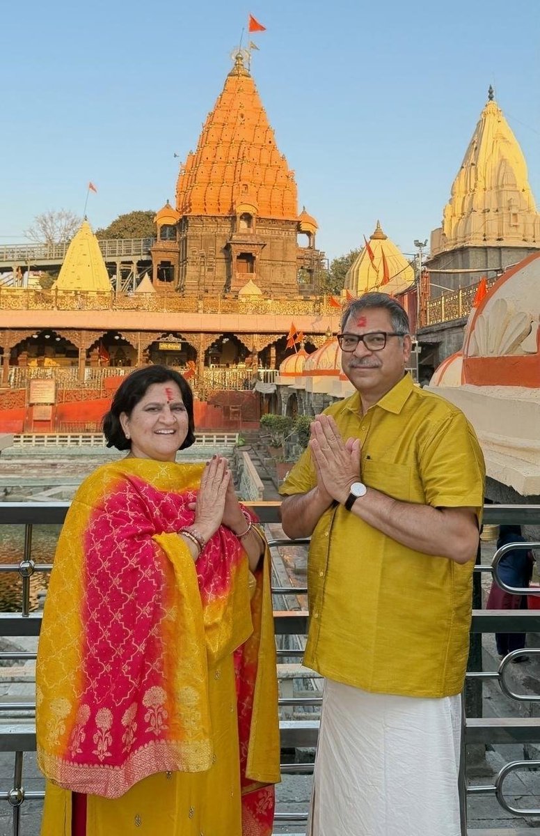 बस यूं ही कट जाएगा सफर साथ चलने से। 

जीवनसंगिनी श्रीमती मोहिनी पूनियां को वैवाहिक वर्षगांठ की हार्दिक बधाई।