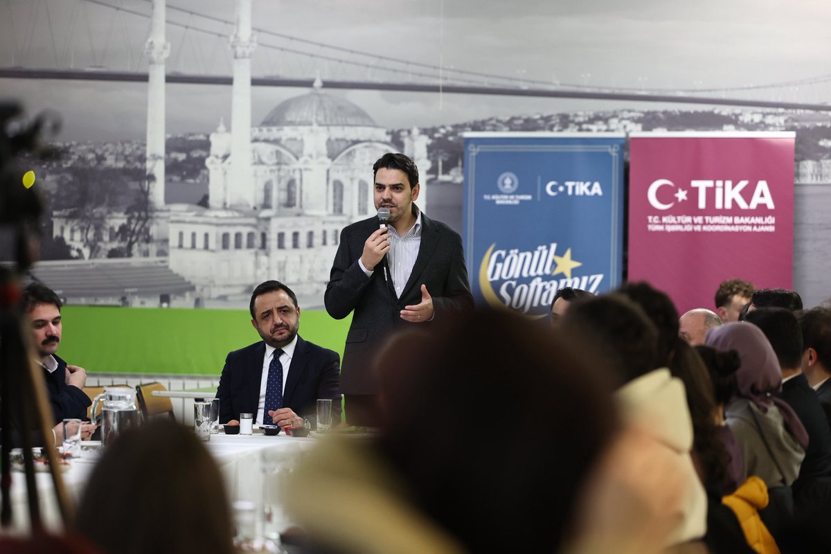abdullah_eren's tweet photo. 🇹🇷🇧🇦 #GönülSoframızı bu gece Uluslararası Saraybosna Üniversitesi’nde öğrenim gören 300’ü aşkın genç kardeşimizle paylaştık.

Bir yandan soframızın bereketini yaşadık, bir yandan sahurun huzurunda gönülden hasbihal ettik.

✋🏼 Yolları ve bahtları her daim açık olsun! https://t.co/fWdYu7BW2r