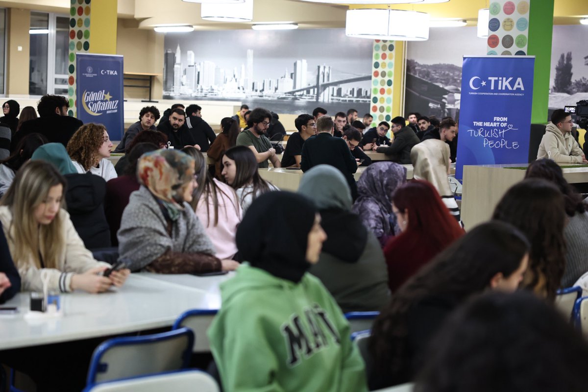 abdullah_eren's tweet photo. 🇹🇷🇧🇦 #GönülSoframızı bu gece Uluslararası Saraybosna Üniversitesi’nde öğrenim gören 300’ü aşkın genç kardeşimizle paylaştık.

Bir yandan soframızın bereketini yaşadık, bir yandan sahurun huzurunda gönülden hasbihal ettik.

✋🏼 Yolları ve bahtları her daim açık olsun! https://t.co/fWdYu7BW2r