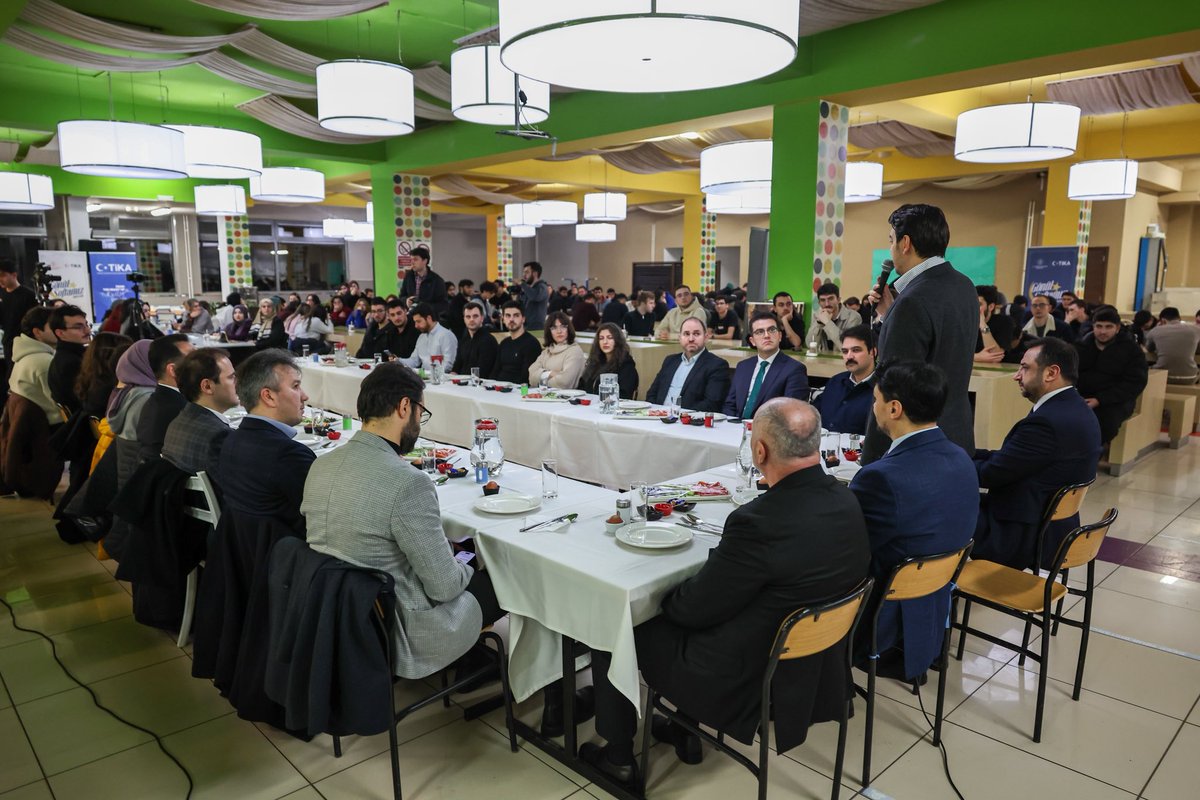 abdullah_eren's tweet photo. 🇹🇷🇧🇦 #GönülSoframızı bu gece Uluslararası Saraybosna Üniversitesi’nde öğrenim gören 300’ü aşkın genç kardeşimizle paylaştık.

Bir yandan soframızın bereketini yaşadık, bir yandan sahurun huzurunda gönülden hasbihal ettik.

✋🏼 Yolları ve bahtları her daim açık olsun! https://t.co/fWdYu7BW2r