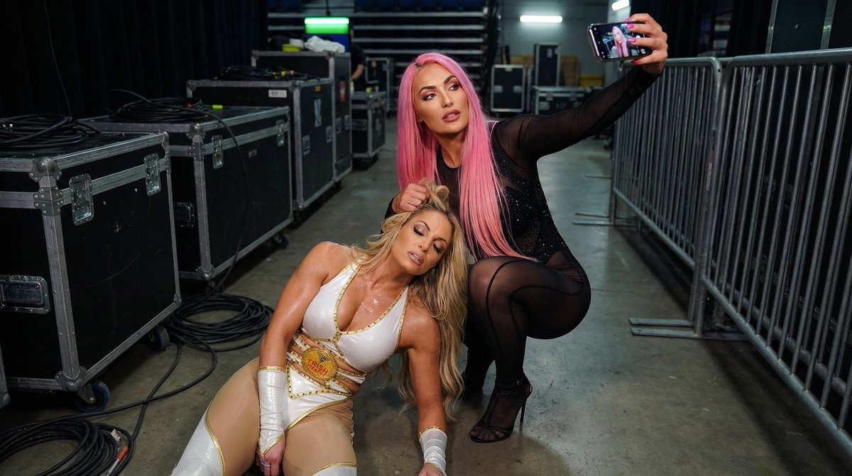 RedDommeEva's tweet photo. A selfie with a hall of famer LOL. https://t.co/WWcDlT4rrb