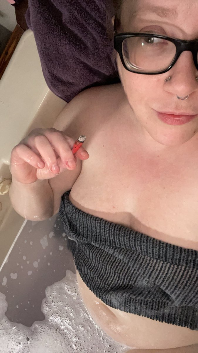 EvelynBrobst's tweet photo. Love a soak. ๐ https://t.co/G16MTwTinB #fambase #lovenselive #bbwlive #thickthighs https://t.co/AN7xSBr0W3