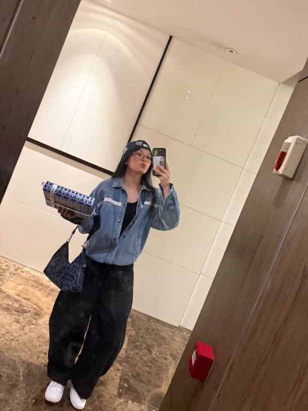 3rd Photo Unlocked 🔓

— selfie mirror no. 2 🙌💚