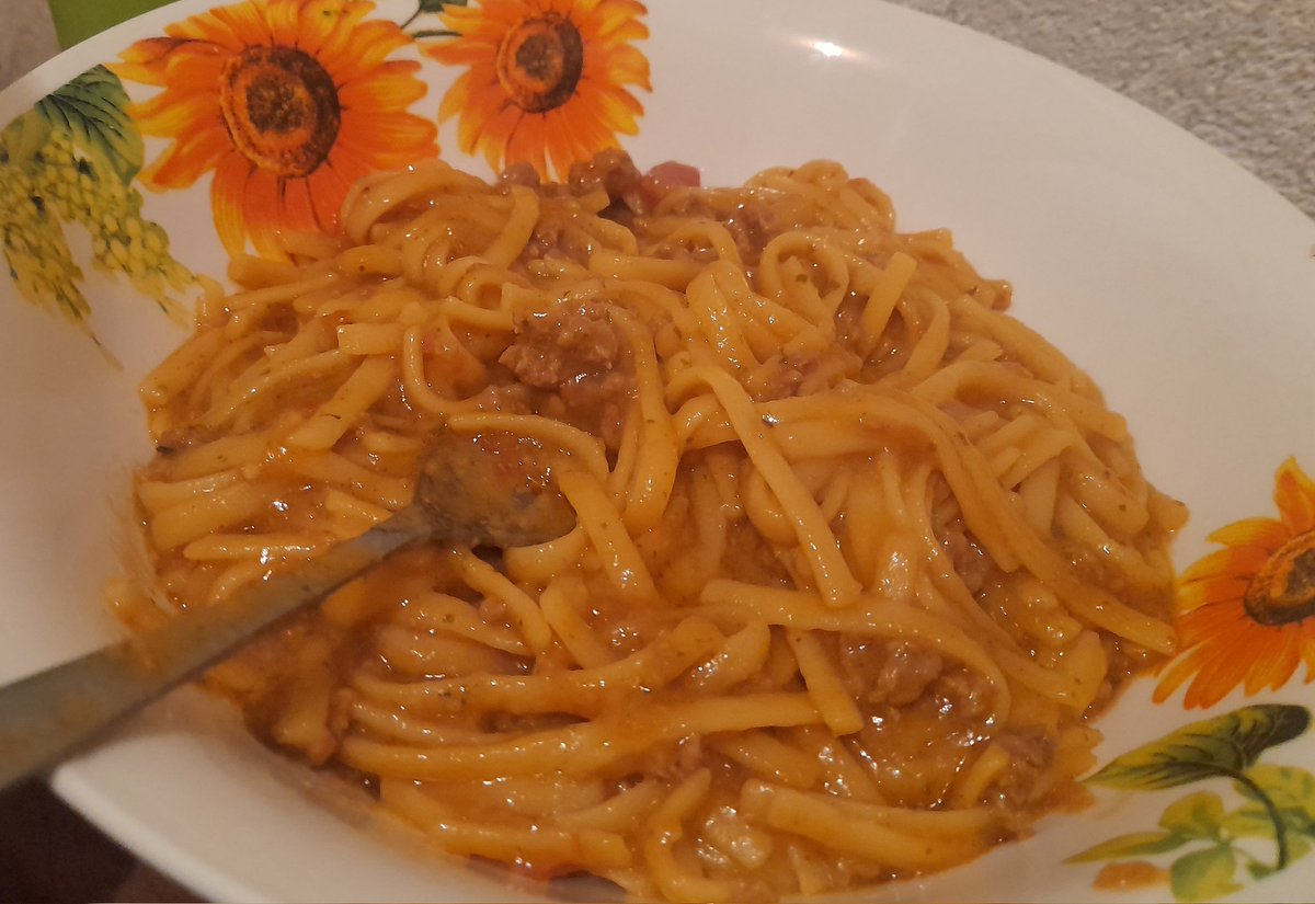 Acá comiendo unos espaguetis con carne de gato😋💗