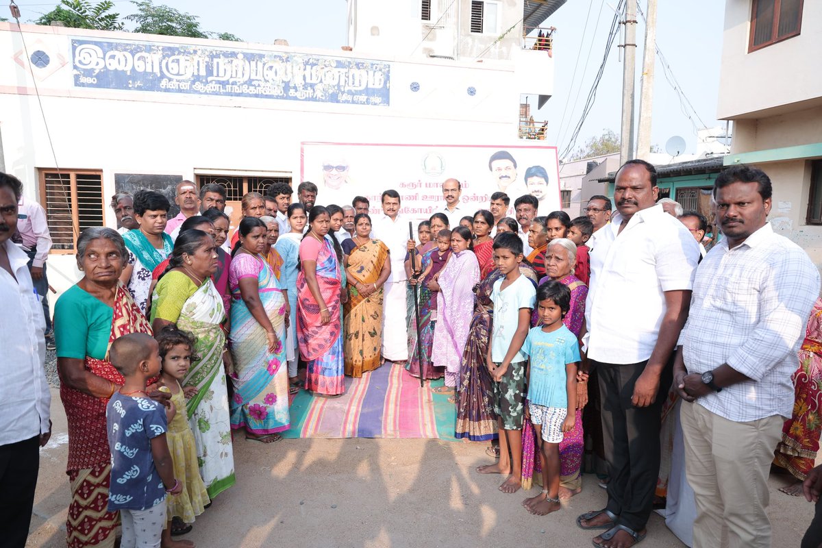 V_Senthilbalaji's tweet photo. 1.5 லட்சம் தூய்மைப் பணியாளர்கள் பசியாறும் வகையில், இந்தியாவிலேயே முதன்முறையாக தூய்மைப் பணியாளர்களின் பசி போக்கும் திட்டம் தந்த மாண்புமிகு தமிழ்நாடு முதலமைச்சர் தளபதி @mkstalin அவர்களின் நல்லாசிகளுடன், இன்று, கரூர் சட்டமன்றத் தொகுதி, தாந்தோணி ஊராட்சி, சின்ன ஆண்டாங்கோவில் பகுதியில், 2 இடங்களில், சிமெண்ட் சாலைகள் அமைக்கும் பணிகளை துவக்கி வைத்த போது..

இந்நிகழ்வில் கரூர் மாவட்ட ஆட்சியர் திரு. கு. ரவிகுமார் இ.ஆ.ப., உள்ளாட்சி அமைப்பு பிரதிநிதிகள், கழக நிர்வாகிகள் மற்றும் பொதுமக்கள் கலந்து கொண்டனர்..