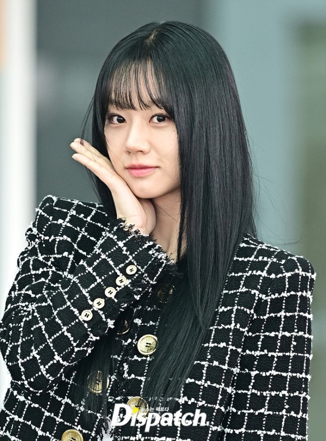 Hyeri with a ball heart, flower pose and waving to the press