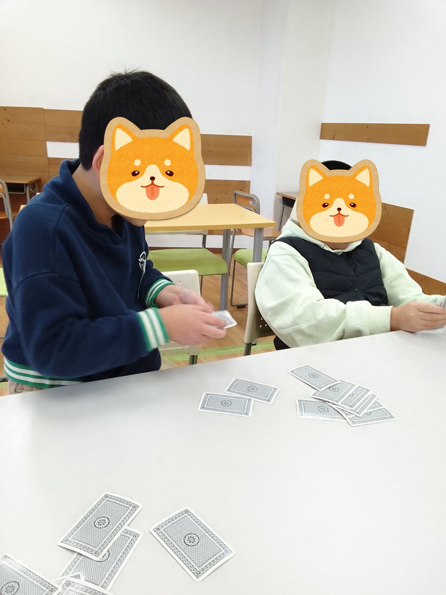 attomitsuke's tweet photo. 活動でババ抜きをしました。
３ゲー厶しましたが、自由時間もトランプで遊んでいました。
雪で外に出られない時期などは、昔ながらのトランプもいいですね😊
#放課後等デイサービス　#放デイ　#新潟県　#見附市　#あっとほーむ見附 https://t.co/eOGL7z0sT5