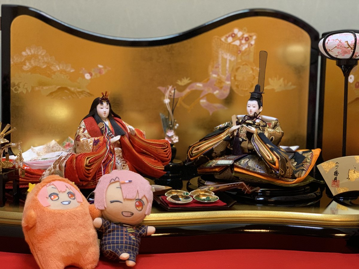 これは数年前に撮った写真だけど、星夜宅の雛人形は平安式なのでお