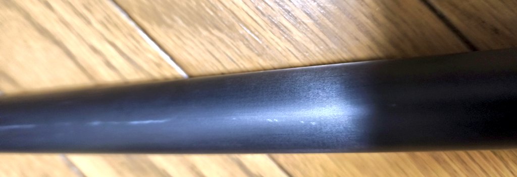 ichiki1028's tweet photo. こちらがブレイクキューについた謎の線
オールカーボンのバットだからコーティングかな?
キューは初代?のY2B
博識な方いらっしゃったらご意見くださいませ🙇
#ビリヤード
#キュー
#Y2B https://t.co/YWAxp3UaoW