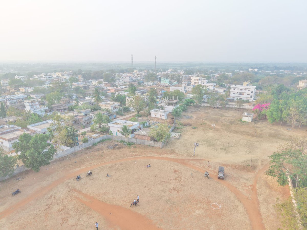 prakasam_police's tweet image. పొన్నలూరు హైస్కూల్ పరిసరాల్లో ప్రకాశం జిల్లా పోలీసులు విస్తృతంగా డ్రోన్ నిఘా నిర్వహించారు.విద్యార్థుల భద్రత దృష్ట్యా సాంకేతిక పర్యవేక్షణతో అప్రమత్తంగా చర్యలు కొనసాగిస్తున్నాం. 

#DroneSurveillance #SchoolSecurity #StudentSafety #PreventivePolicing #PrakasamPolice #APPolice