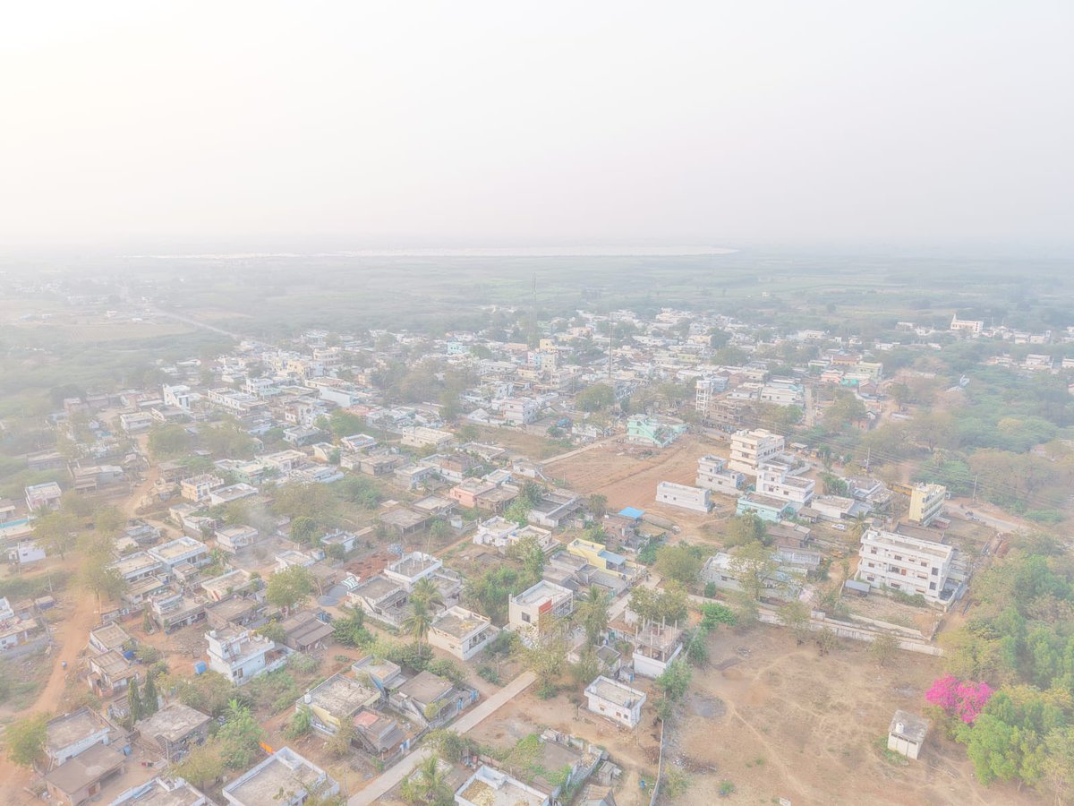 prakasam_police's tweet image. పొన్నలూరు హైస్కూల్ పరిసరాల్లో ప్రకాశం జిల్లా పోలీసులు విస్తృతంగా డ్రోన్ నిఘా నిర్వహించారు.విద్యార్థుల భద్రత దృష్ట్యా సాంకేతిక పర్యవేక్షణతో అప్రమత్తంగా చర్యలు కొనసాగిస్తున్నాం. 

#DroneSurveillance #SchoolSecurity #StudentSafety #PreventivePolicing #PrakasamPolice #APPolice