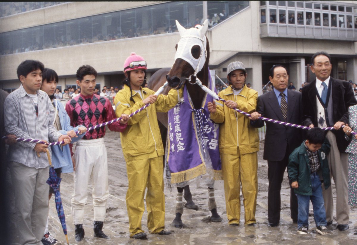 【懐かしい写真 アップします📷】
#足利競馬場 (栃木県足利市) 

渡良瀬川の河畔という風光明媚な立地にあり、ドージマファイターが29連勝を樹立したことでも有名です。足利記念や尊氏賞などの重賞レースが行われ、森泰斗元騎手(現調教師)も当場でデビューしました。