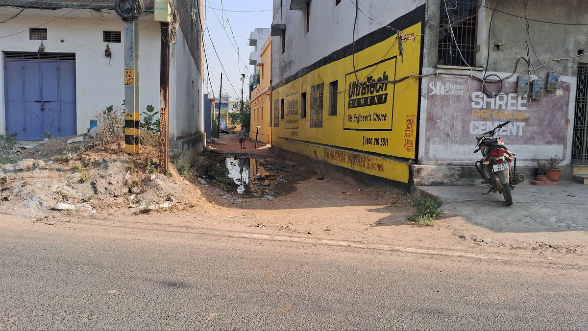 DeepakGanjam's tweet photo. After request , Nobody of the street #(Janakinagar, Konisi Hata, Sihala Road ) Joins hand for cleanliness.
Admin. Pls help by constructing a drain passage 🙏
@tdrkanisi @Ganjam_Admin @Sarapanch_Konisi @highlight https://t.co/6YDeyPFCy8