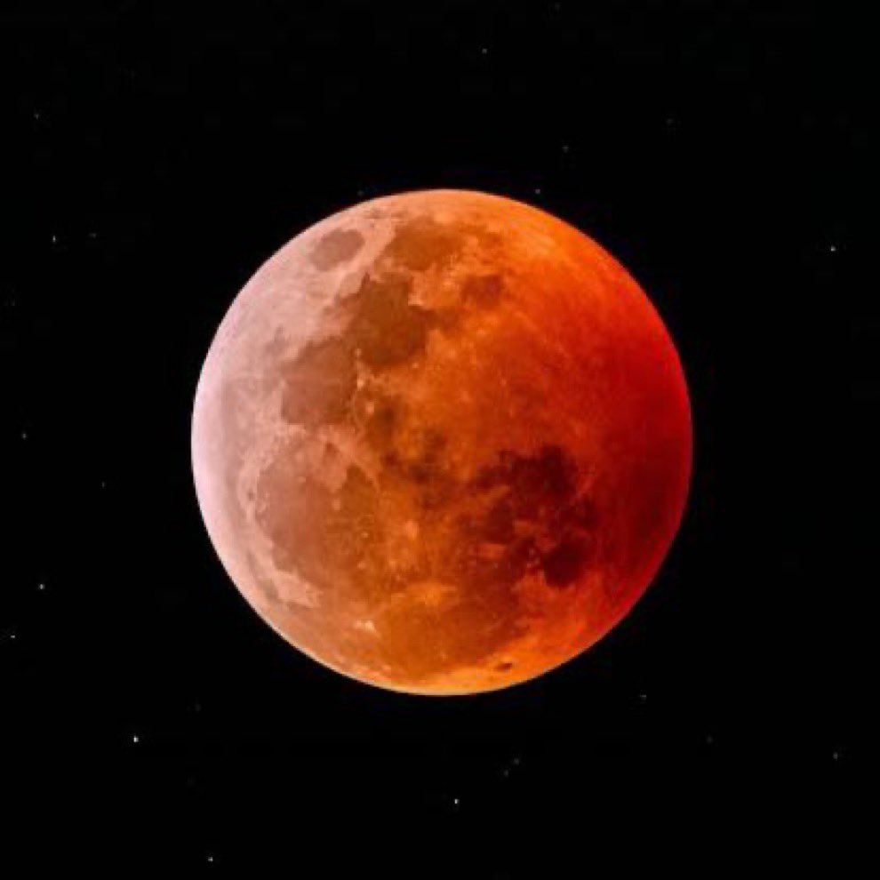 aesquinca's tweet photo. LUNA DE SANGRE Y ECLIPSE LUNAR TOTAL 🌖🔴
Hoy la Luna se tiñe de rojo y el cielo nos recuerda que incluso en la sombra hay luz y belleza.
Es el Universo acomodando la luz.
Si algo se oscureció en tu día, confía… también está transformándose.
Descansa. 
Mañana volverás a brillar completo. ✨🌑✨
#EfectoPositivo