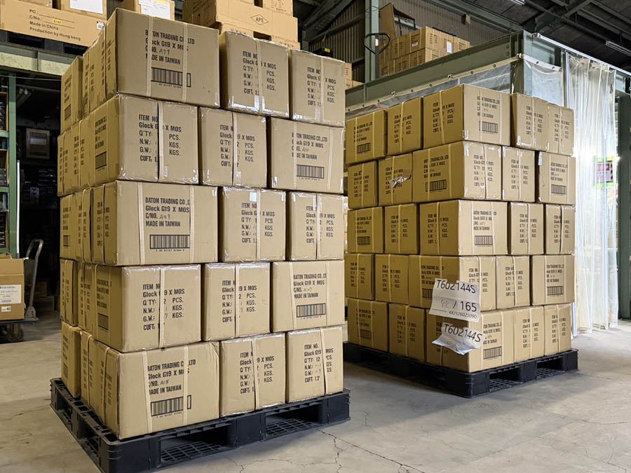 BatonGunsmith's tweet image. 大好評予約受付中の弊社新製品 #GLOCK G19X MOS CO2GBB 本体＆マガジンの量産モデルが、本日ドカンと入荷いたしました！
3 月 19 日の発売に向けて、全社をあげて検品を行っておりますので、ご予約中の皆様は商品のお届けを楽しみにお待ちくださいませ！
#G19X #MOS #CO2GBB #BATONairsoft