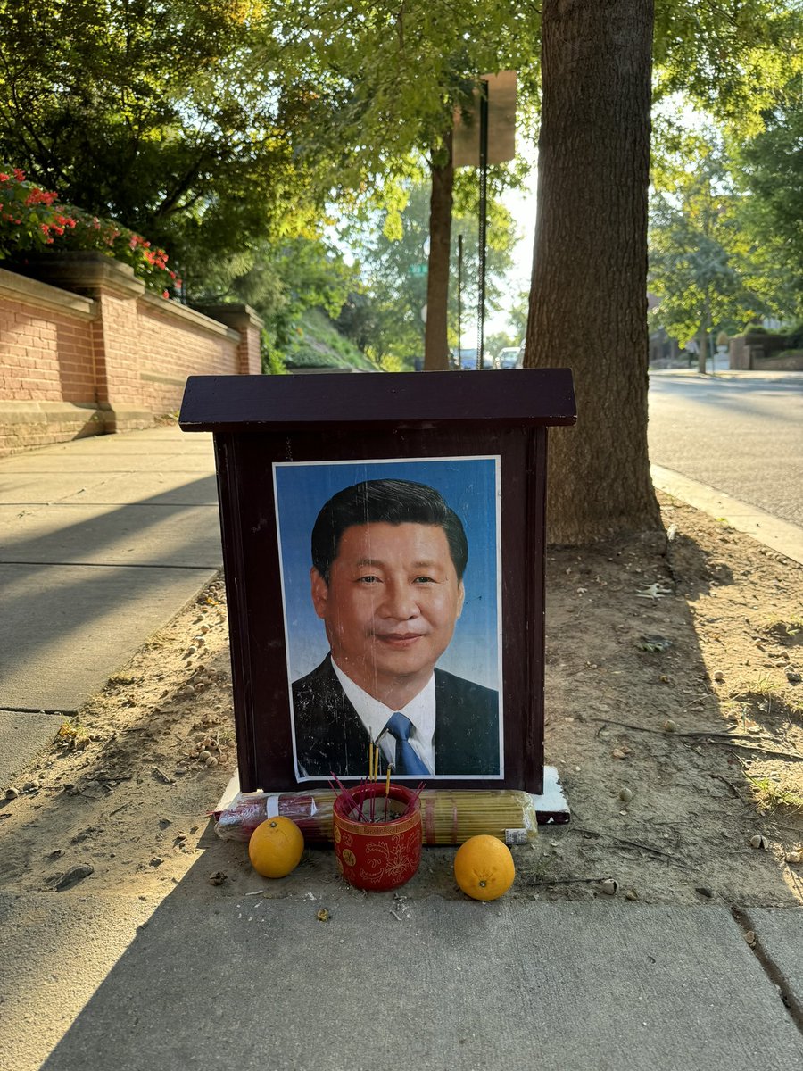 ZhaoJ42461's tweet photo. 在中国每年到两会时！有多少冤民被关黑监狱.拘留、判刑多少人家破人亡妻离子散多少人间悲剧发生在以习近平为首的中共国。有多少巨额资金被维稳人员贪腐，习近平你别天天给世界指明方向！还是给自己的百姓指个方向吧？看看自己的人民流离失所背井离乡，人间悲剧在你的统治下人民过着什么样的生活？别再满世界丢人���眼了……
