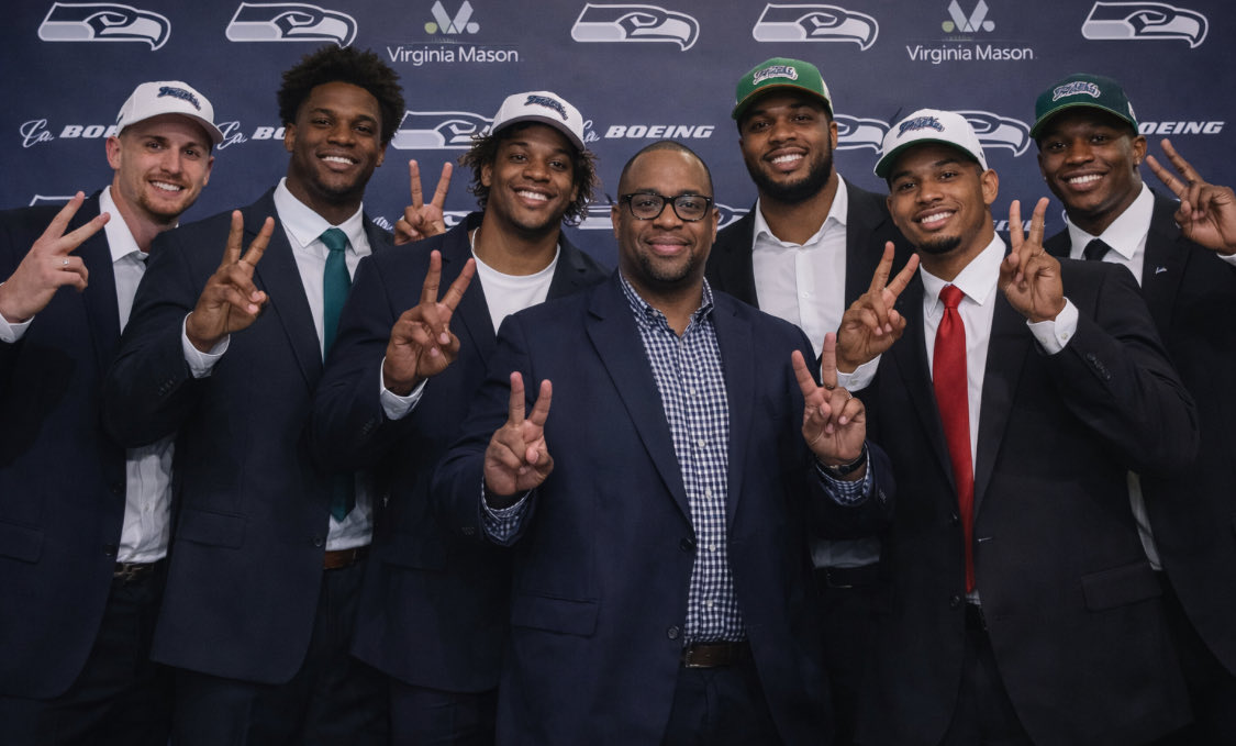 SeahawksFnF's tweet photo. 🟢🔵 Welcome to Seattle:
Carnell Tate – WR Akheem Mesidor – EDGE A.J. Haulcy – FS Isaiah World – LT Jalen Joly – TE H. King – QB https://t.co/Nt2oOlX1ST