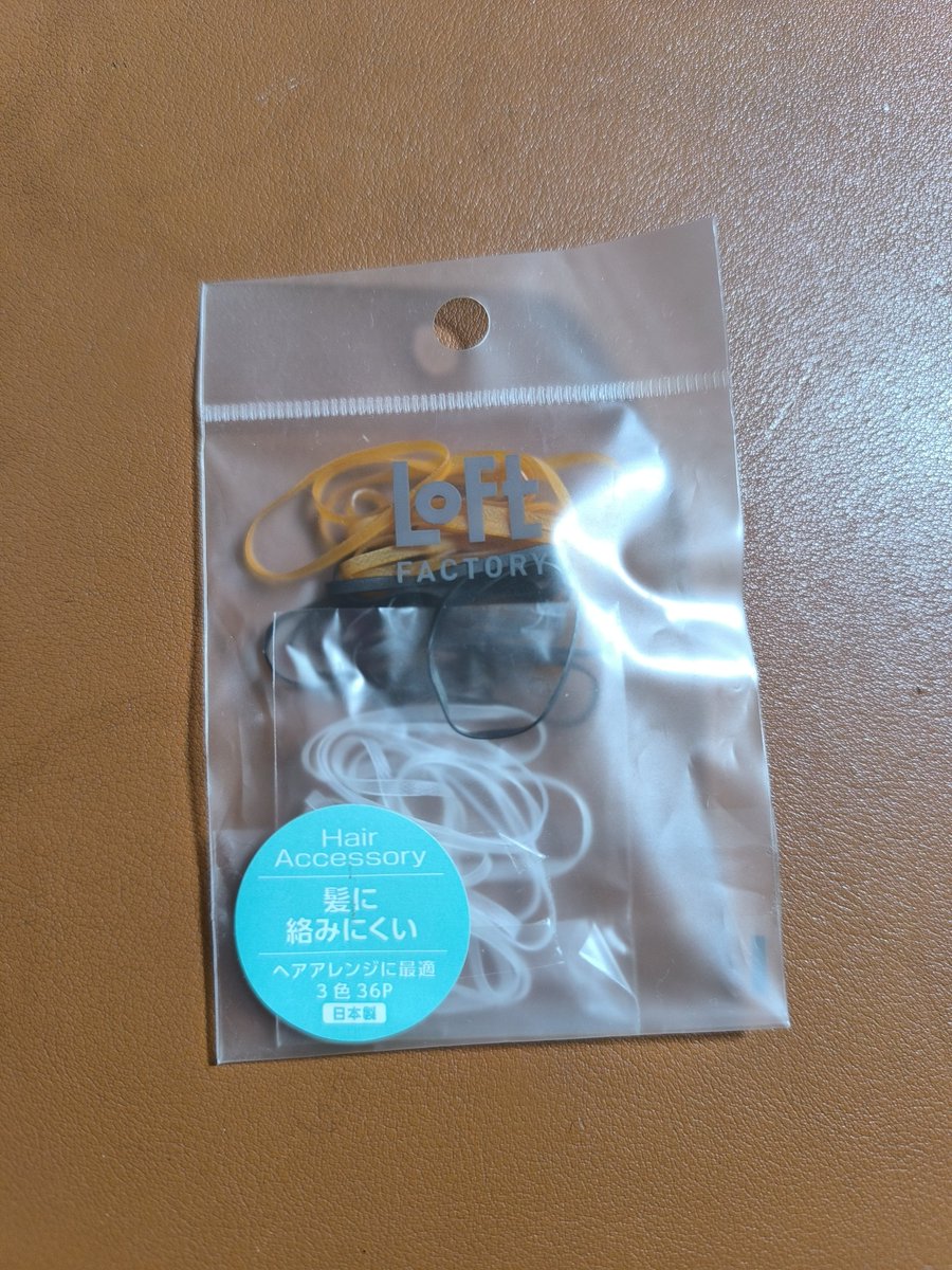 ウィッグのヘアアレンジ用に買ったやつ。これ全部透明ならよかったんだけどね……12本透明。