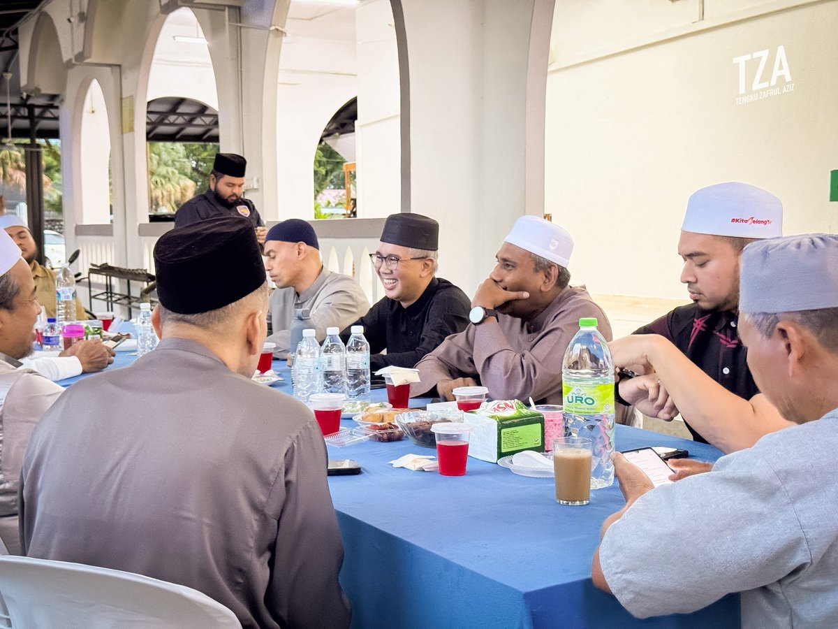 tzafrul_aziz's tweet image. Oyen pun nak salam juga? 🐱

Malam tadi hujan agak lebat di Ampang. Masjid Al Ubudiah tetap ramai jemaah.

Lepas solat, budak-budak beratur nak salam. Tengah-tengah line tu… si oren pun menyelit sekali.

Eh, belum masa nak bagi duit raya tau, oyen! 😄

#TZA #Ramadan2026