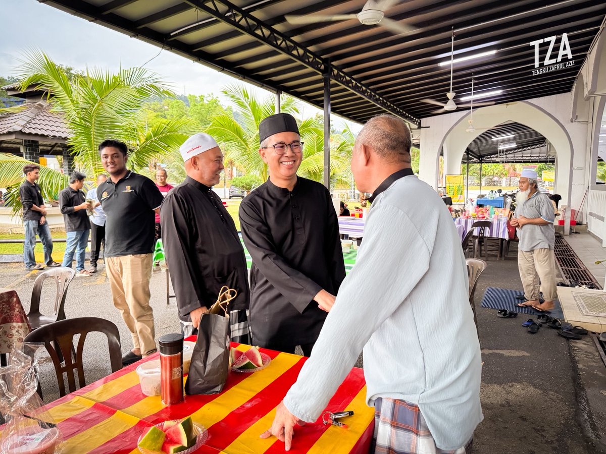 tzafrul_aziz's tweet image. Oyen pun nak salam juga? 🐱

Malam tadi hujan agak lebat di Ampang. Masjid Al Ubudiah tetap ramai jemaah.

Lepas solat, budak-budak beratur nak salam. Tengah-tengah line tu… si oren pun menyelit sekali.

Eh, belum masa nak bagi duit raya tau, oyen! 😄

#TZA #Ramadan2026