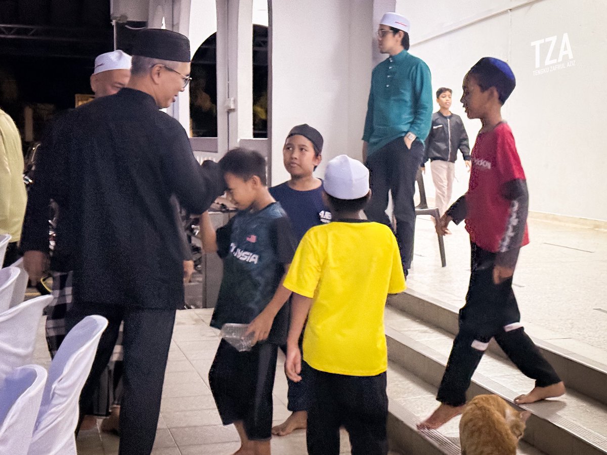 tzafrul_aziz's tweet image. Oyen pun nak salam juga? 🐱

Malam tadi hujan agak lebat di Ampang. Masjid Al Ubudiah tetap ramai jemaah.

Lepas solat, budak-budak beratur nak salam. Tengah-tengah line tu… si oren pun menyelit sekali.

Eh, belum masa nak bagi duit raya tau, oyen! 😄

#TZA #Ramadan2026