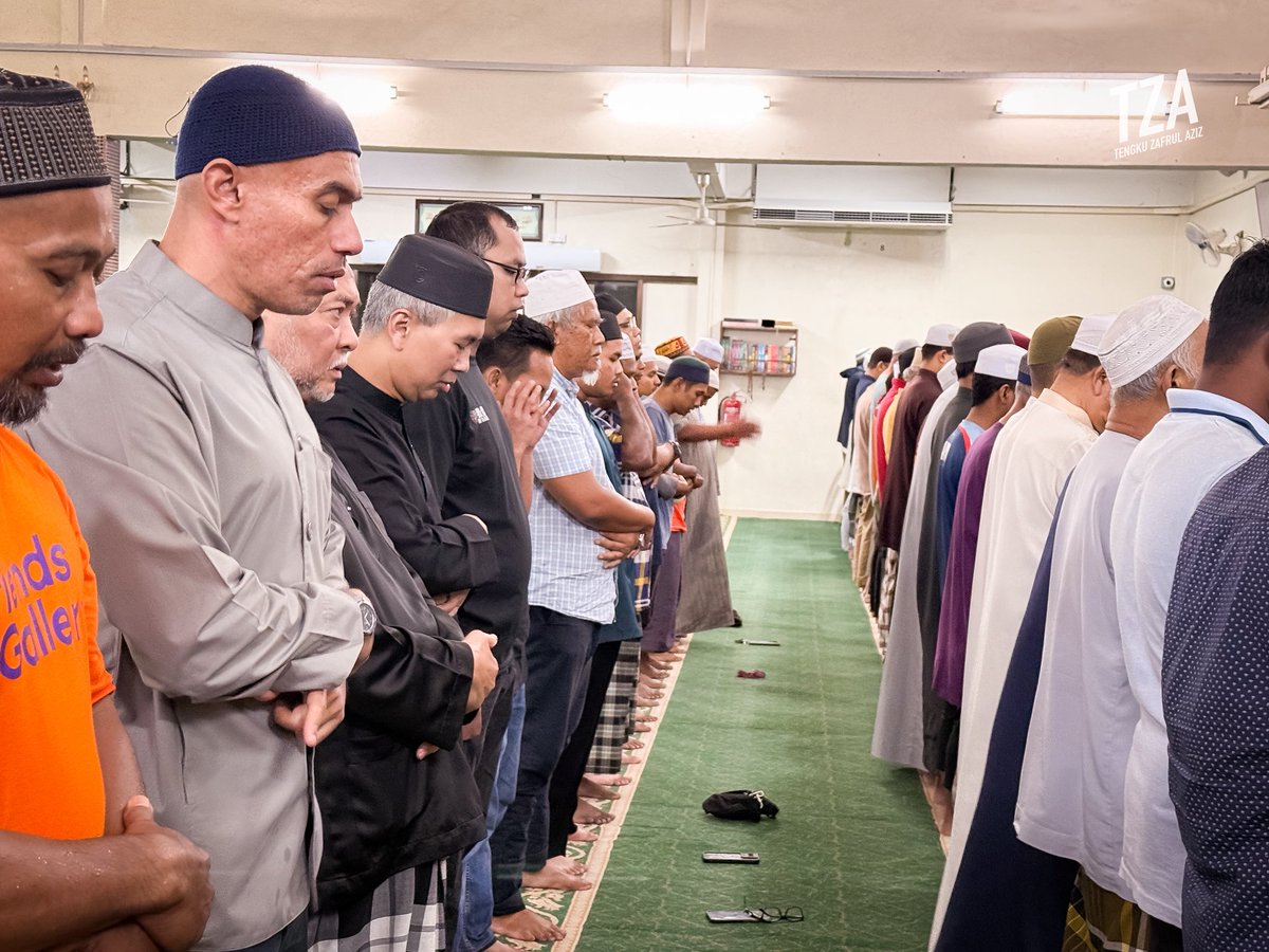tzafrul_aziz's tweet image. Oyen pun nak salam juga? 🐱

Malam tadi hujan agak lebat di Ampang. Masjid Al Ubudiah tetap ramai jemaah.

Lepas solat, budak-budak beratur nak salam. Tengah-tengah line tu… si oren pun menyelit sekali.

Eh, belum masa nak bagi duit raya tau, oyen! 😄

#TZA #Ramadan2026